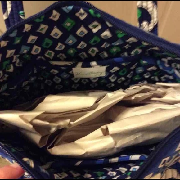 Vera Bradley retired purse like new! - Picture 2 of 4